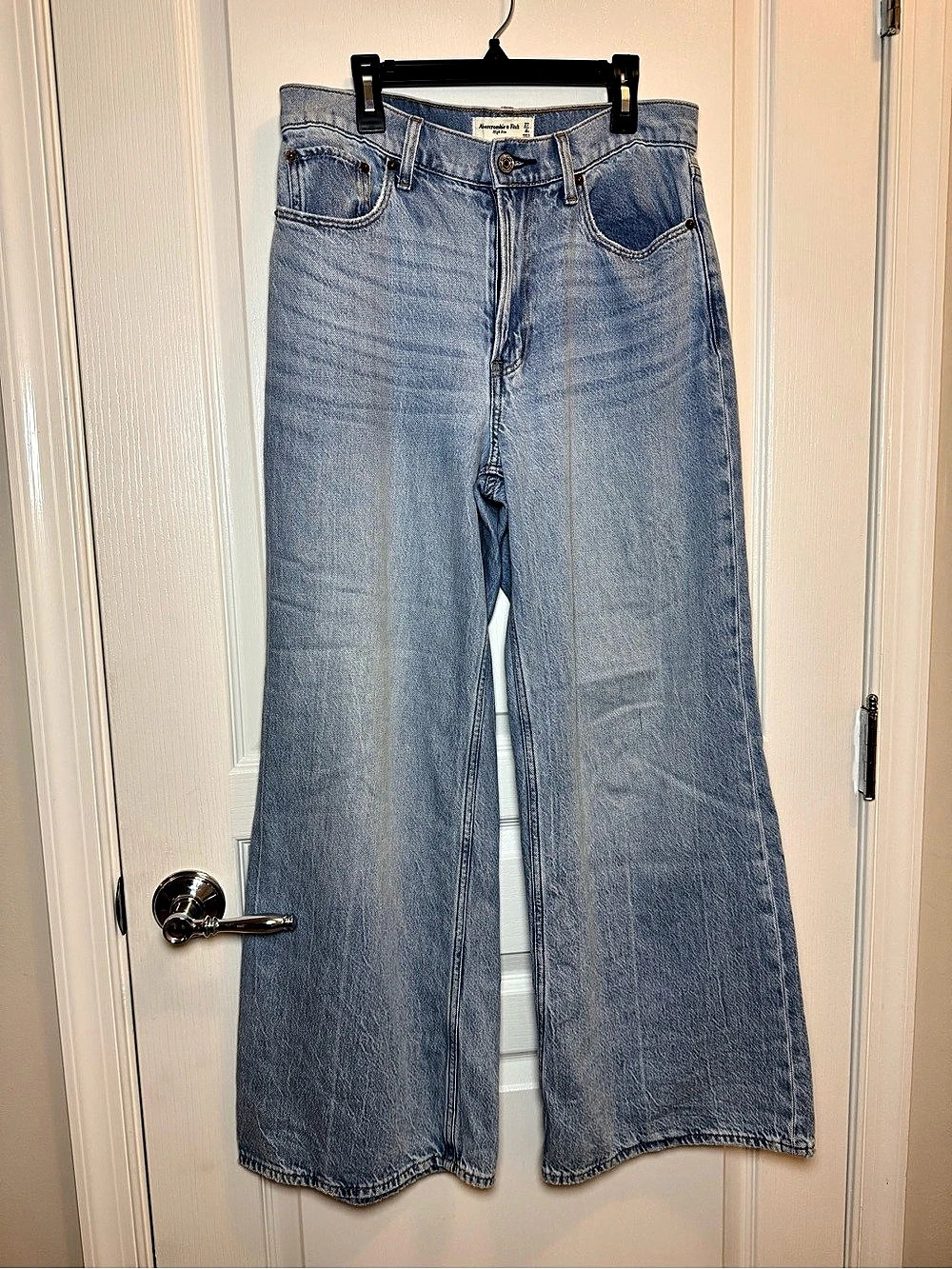 Abercrombie & Fitch High Rise Wide Leg Jeans 27/4S Light Wash TENCEL